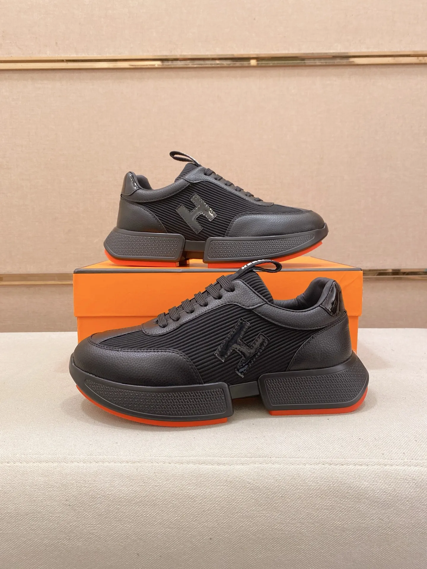 Ex-factory price: 460💰《HERMES》【Classic original single version】Hermès; top 🔝purchasing agent🔍🔍men's latest 🇺🇸 counter sales simultaneously, imported from Italy original ▲▲cowhide ▲▲ (high-end, nobility, class) ) Exquisite workmanship (Italian 🇮🇹 imported water-dyed 🐂 cowhide lining) sole: original sole provided by the original factory, ⚠️exclusive double-layer activity·TPR·rubber·combined molded outsole; super comfortable·wear-resistant·non-slip·environmental protection The real thing is more beautiful if you take the real thing (high quality, follow the order). You can enter and exit the counter at will * Number of yards: 38-44 (45 can be customized and cannot be returned or exchanged)
